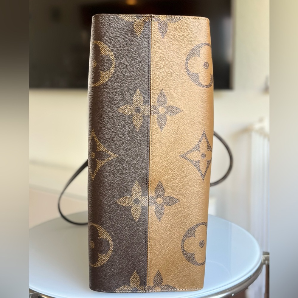 Authentic Louis Vuitton OnTheGo GM Purse - Picture 3 of 8
